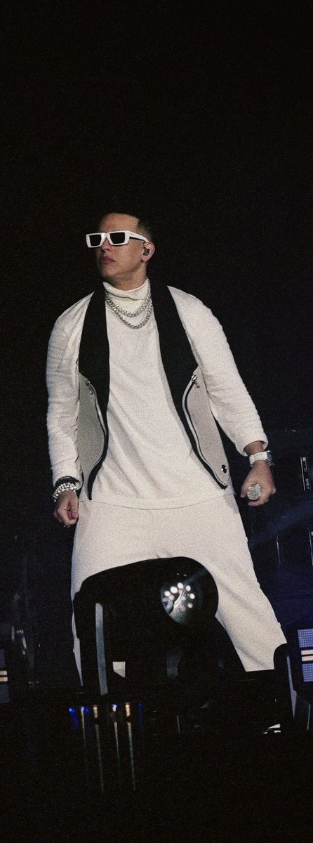 daddy_yankee's tweet photo. Mi gente de Santiago, nos vemos esta noche para el tercer y último round de #LaUltimaVueltaWorldTour en Chile. 🇨🇱 https://t.co/gLNtN2rCHm