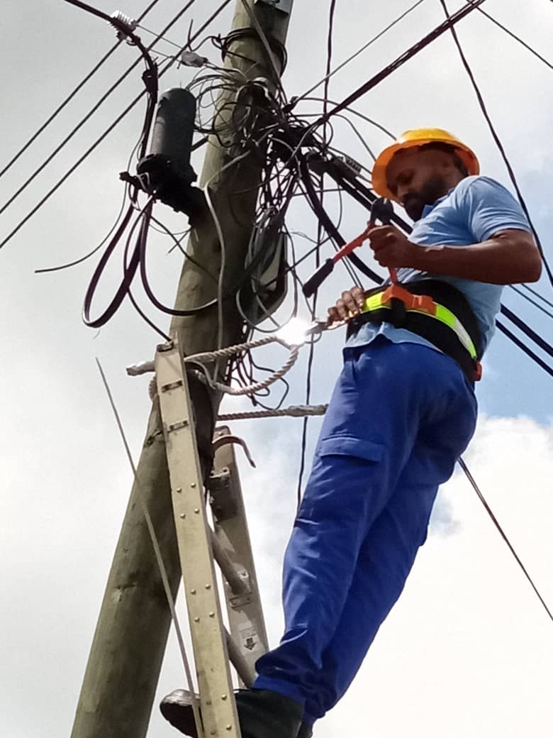Continúan las labores de recuperación tras el paso del huracán para el restablecimiento de los servicios de telecomunicaciones en las zonas afectadas de Pinar del Río, Artemisa, Mayabeque y La Habana.
#FuerzaCuba