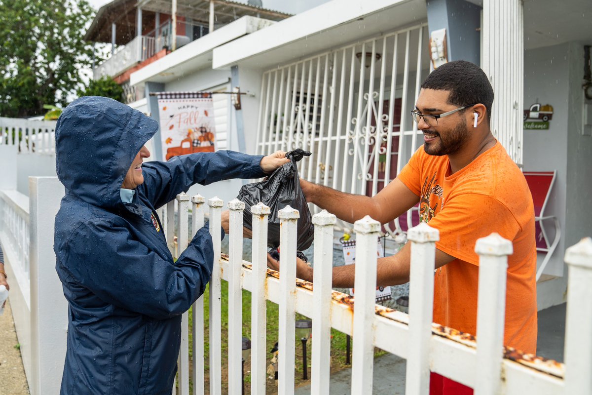 Seguimos visitando comunidades y llevando ayudas a nuestro Pueblo. Hoy visité el barrio Buenaventura de Carolina y la comunidad Interamericana Gardens en Trujillo Alto donde entregué alimentos, cajas de agua, juguetes para niños y más suministros. #RespuestaHuracánFiona