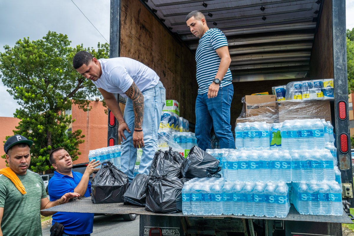 PierluisiCary's tweet photo. Seguimos visitando comunidades y llevando ayudas a nuestro Pueblo. Hoy visité el barrio Buenaventura de Carolina y la comunidad Interamericana Gardens en Trujillo Alto donde entregué alimentos, cajas de agua, juguetes para niños y más suministros. #RespuestaHuracánFiona https://t.co/GsUmdW0969