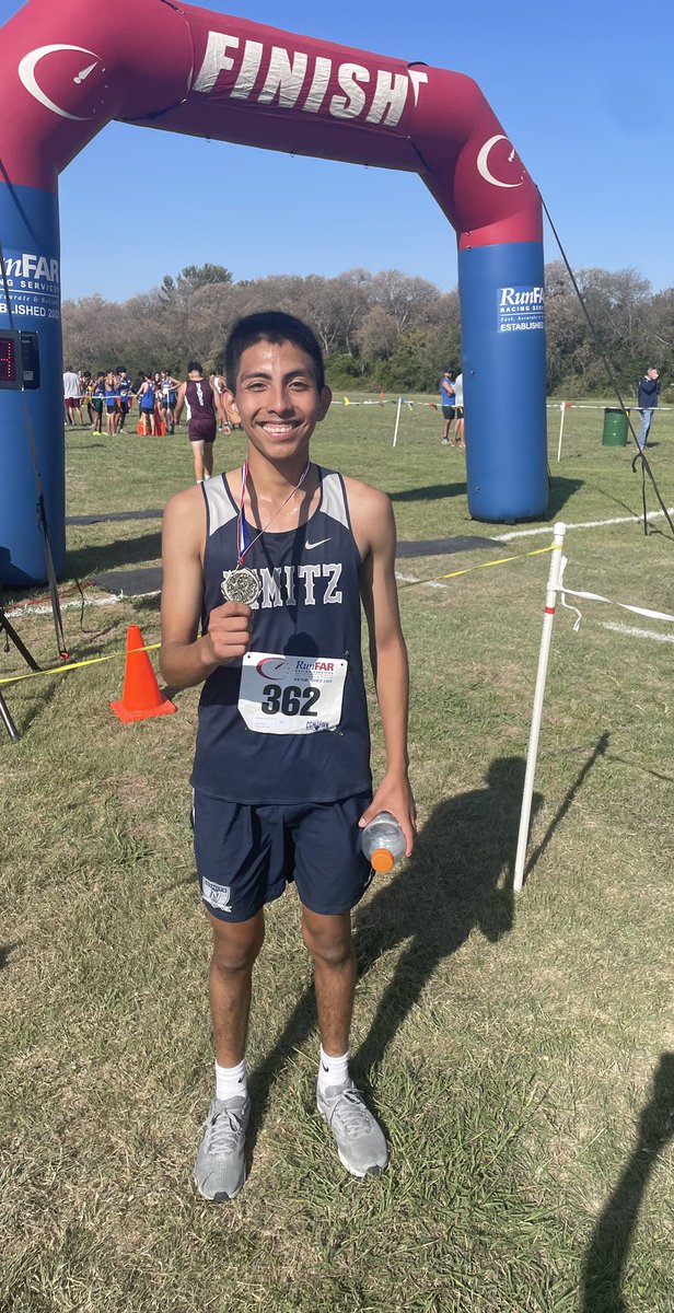 irvingnimitzcc's tweet image. Anderson taking home some HARDWARE this morning! 🏅 #irvingisd