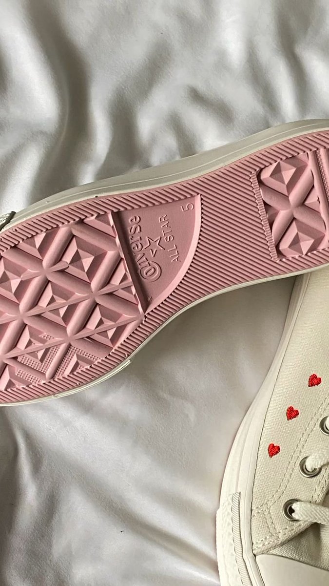 untitledallure's tweet photo. converse embroidered hearts https://t.co/JG1p9pfu4q