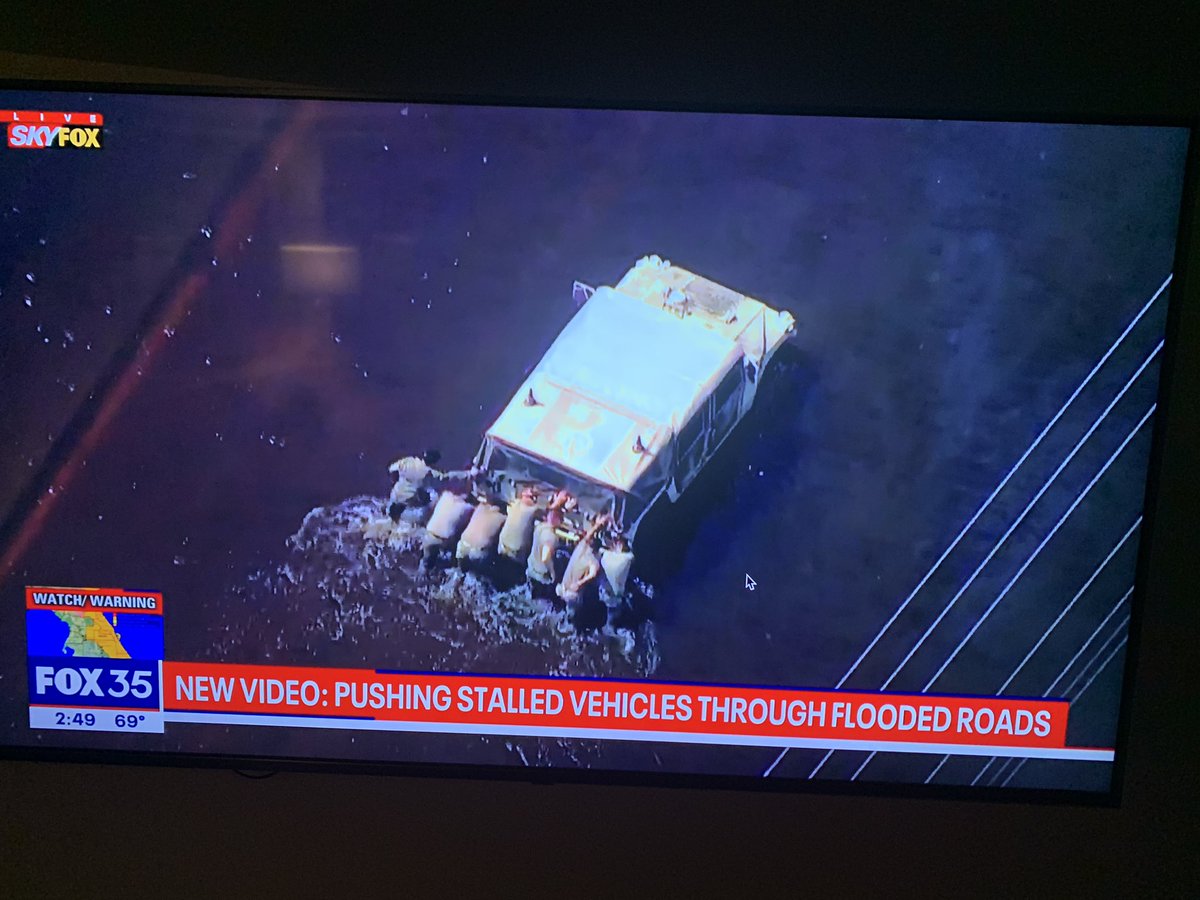 Roger_Brand's tweet photo. That’s dedication. Awesome stuff👏 #nationalguard #huricaneian   #Sarasota #FOX35Orlando https://t.co/Rb67WZqrk1