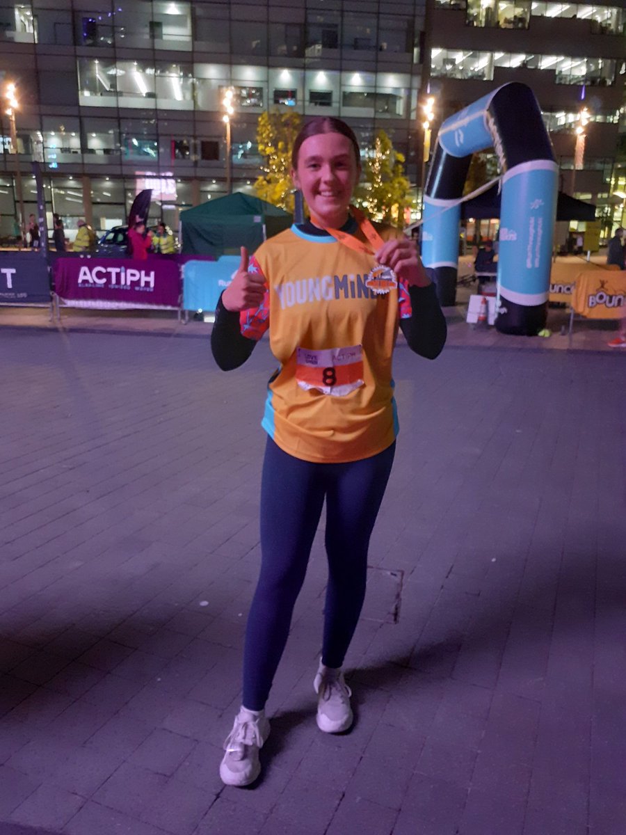 SpanishDave66's tweet photo. My amazing daughter on her 1st 5k tonight, running for #teamYM and raising money for a great cause....31:50 is ace for her run. Obligatory ✌United pic included
#prouddad https://t.co/gjNJ4WGR1I