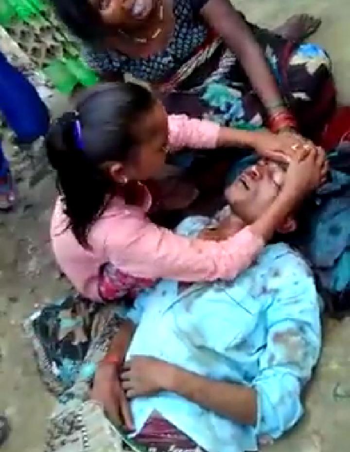 योगीराज में SC/ST पर जमकर कहर ढाया जा रहा है लखीमपुर के गाँव बसौली थाना भीरा मे अनुसूचित जाति के अवनीश को बाबू पंडित ने माथे पर गोली मारी जिससे पीड़ित का हॉस्पिटल ले जाते वक्त रास्ते में मृत्यु हो गई, आरोपी पर केस दर्ज कर सख्त कार्यवाही की जाए। <a href="/lakhimpurpolice/">Lakhimpur Police</a> <a href="/Uppolice/">UP POLICE</a> <a href="/dgpup/">DGP UP</a>