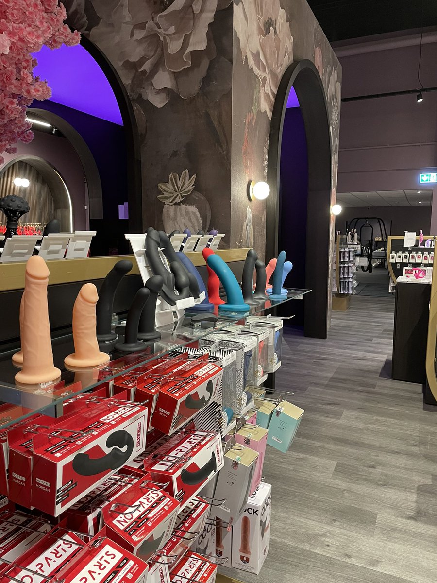 A unique blitz tournament is starting in Iceland. The venue is the biggest sex toy shop in the country. First prize is around 1.000 USD worth of sex toys and airline tickets. Im extremely motivated...