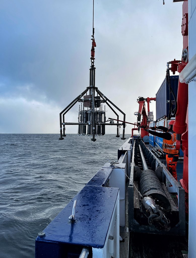 VolkerDiekamp's tweet photo. Awaiting the final (last) MUC on #msm111 - and it succeeded, as you can see. #marinegeology #meeresgeologie https://t.co/xJbQfr8VJq