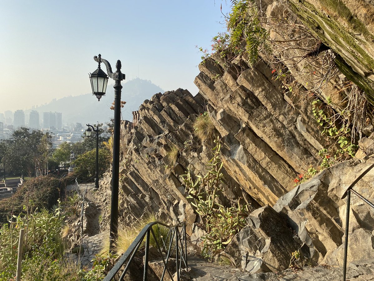 archambassador's tweet photo. "Basaltos columnares" cercanos a la cumbre del Cerro Santa Lucía en el centro de Santiago, considerado un "geositio" por su importancia geológica. Hace falta una indicación en el lugar porque es una de las características más importantes del cerro. @Muni_Stgo @santiagoadicto https://t.co/kLr0YGQjsi