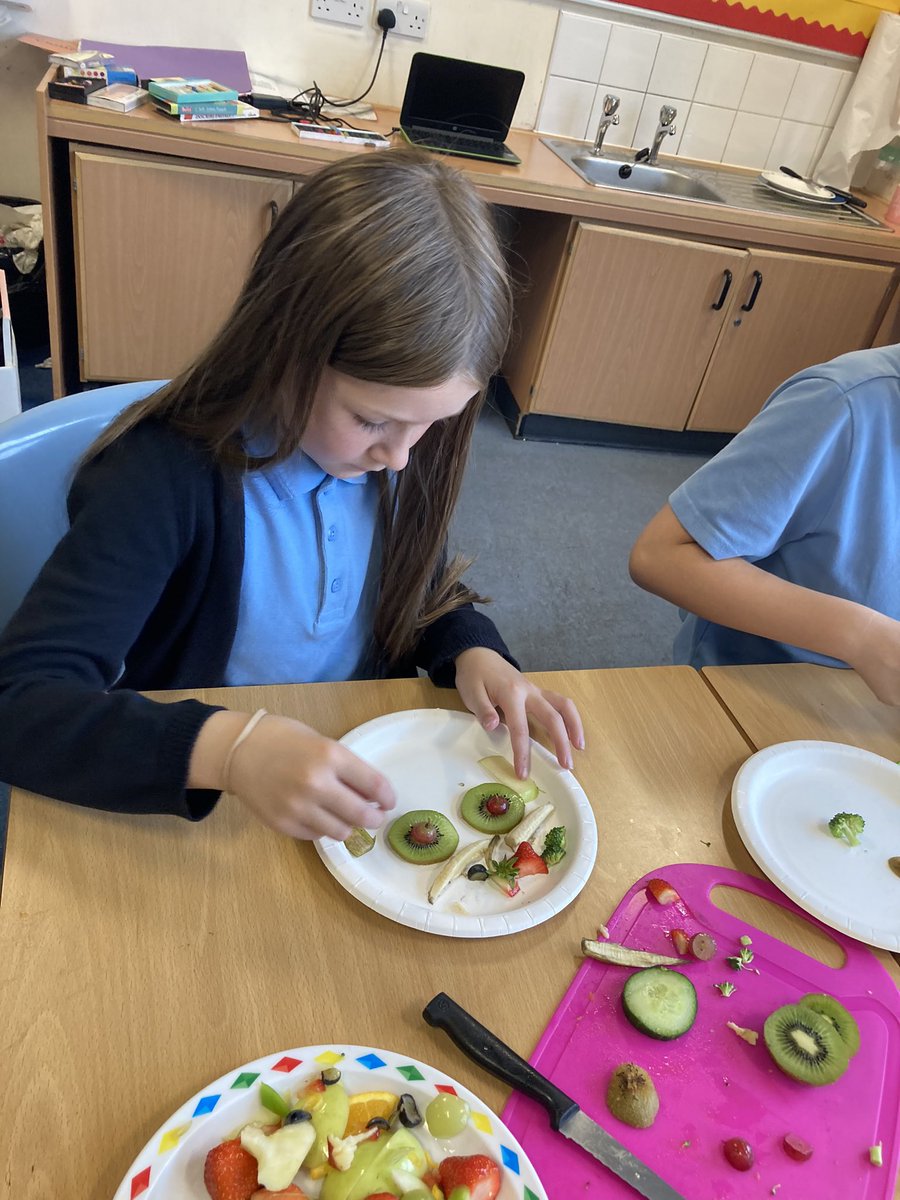 BurghPrimary's tweet photo. Recently P7 have been learning about the artist Giuseppe Archimboldo who used fruit and vegetables to create faces and heads. Today we had a go at creating our own @EducationSLC @slcHealthy #Art #Archimboldo #FruitFaces #TeamBurgh https://t.co/cMhTjCdlUo