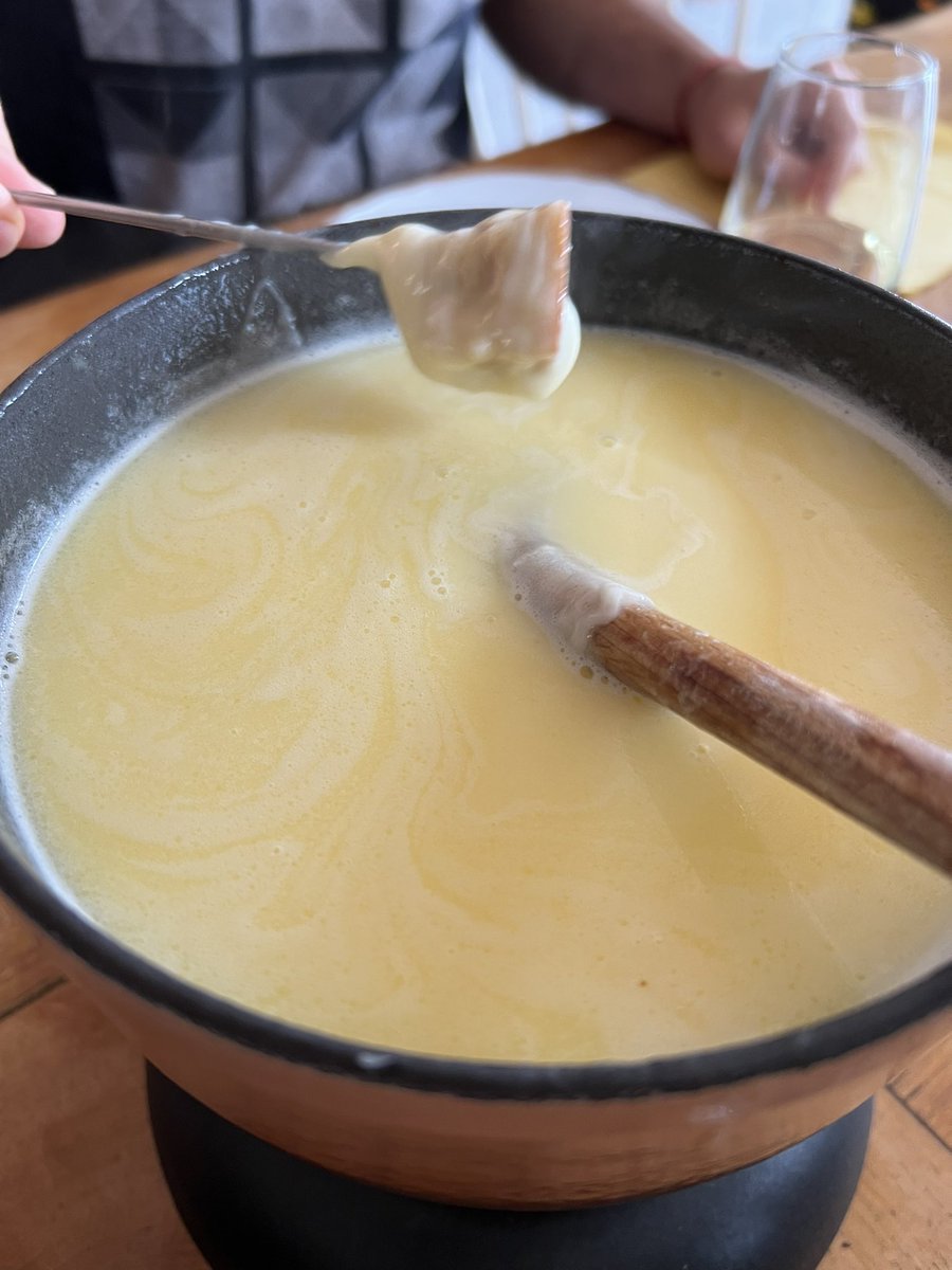 _leian_'s tweet photo. Hausse du prix de l’électricité, cet hiver on s’adapte : fondue au lieu de la raclette. https://t.co/Tn8fU2KZbr