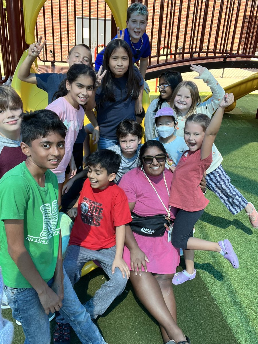MsGispanski's tweet photo. Extra Recess was earned for these kiddos, they even picked up trash around the playground. @AshleyElem #goodcitizens  @janet_cooksey 👏🏽🎉 https://t.co/yVq9gS8Pwc