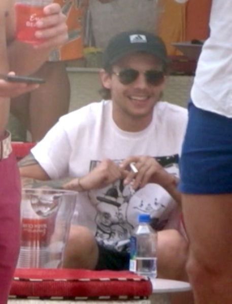 BeaChilli's tweet photo. 🚨Flagrado: cantor Louis Tomlinson é visto em barzinho pela manhã no RJ, tudo indica que o artista está de passagem com o marido o também cantor Harry Styles em sua, Love on Tour 🚨 https://t.co/U6PxdUKGqL