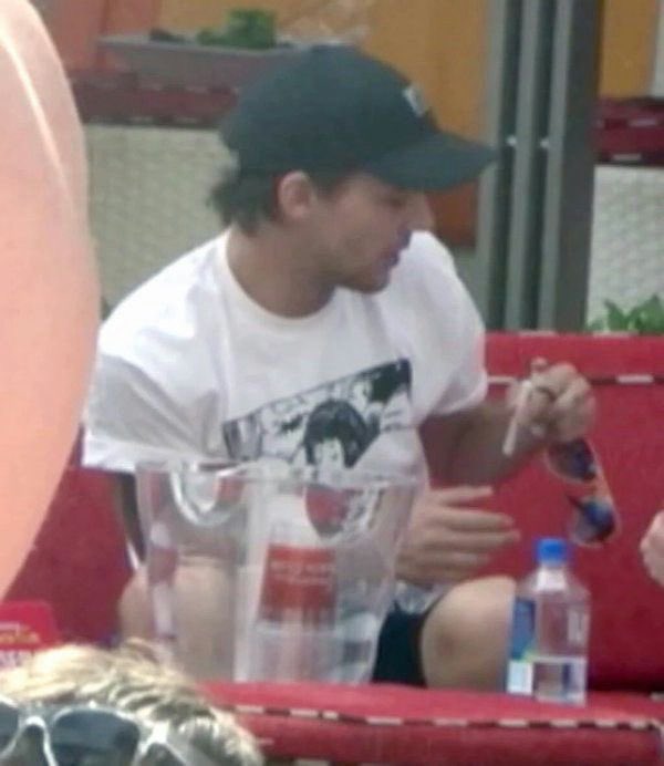 BeaChilli's tweet photo. 🚨Flagrado: cantor Louis Tomlinson é visto em barzinho pela manhã no RJ, tudo indica que o artista está de passagem com o marido o também cantor Harry Styles em sua, Love on Tour 🚨 https://t.co/U6PxdUKGqL