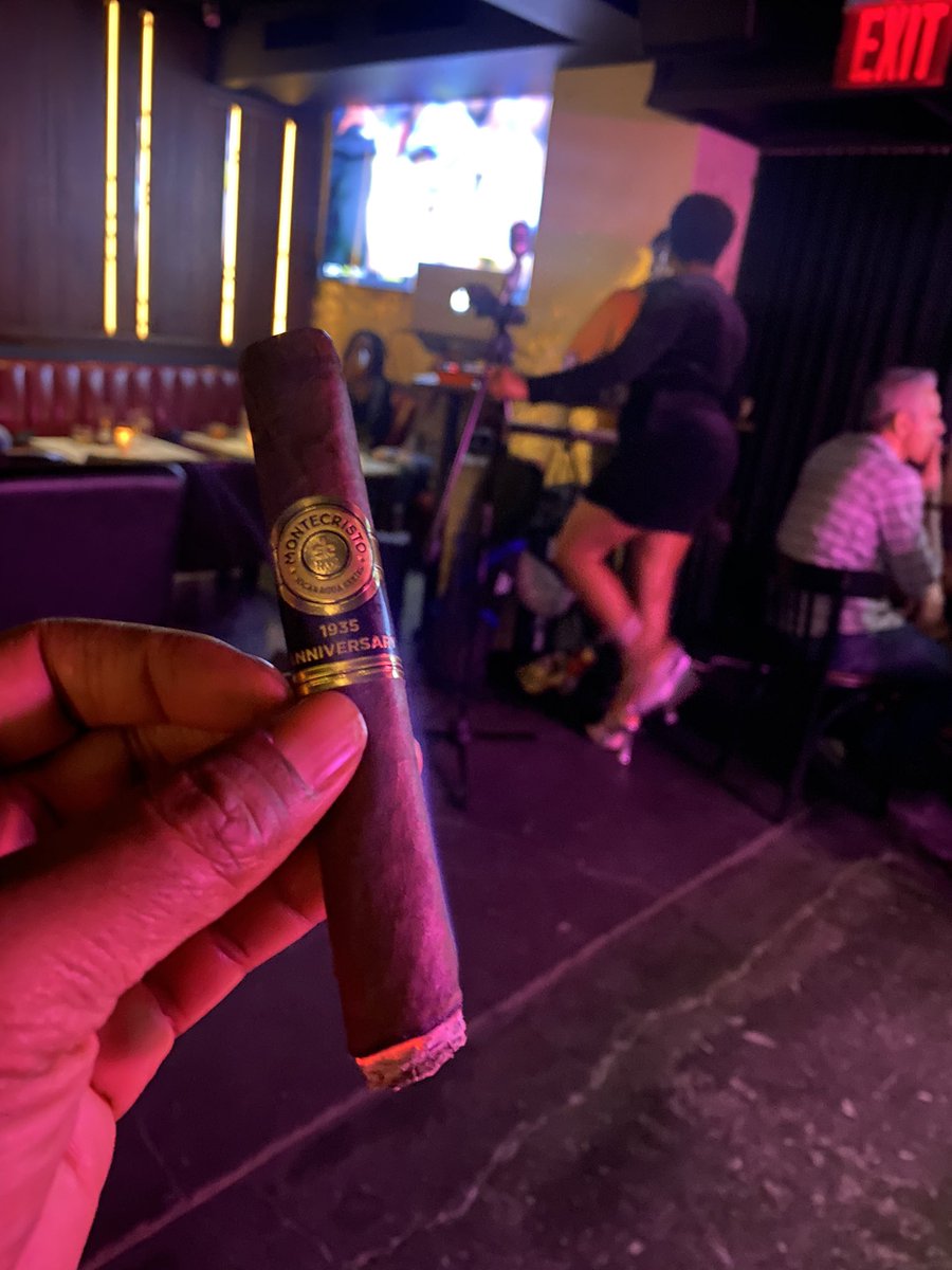 KnicksnCigars's tweet photo. Fumando un Montecristo Puro 

“Earthy, rich full-body smoke”

#SecondBestCigarof2021 #1935Montecristo #NicaraguaSeries #NicaraguaPuro #NicaraguanCigar #NicaraguanTobaccos #Cigarnation #CigarConnoisseur #CigarAficionado https://t.co/eyTo4dzdvX