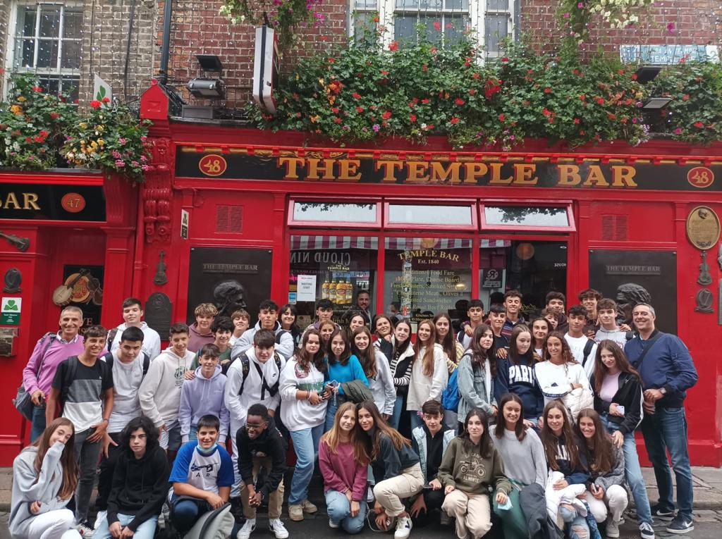 Como é costume no noso centro, a principios de curso, 46 alumnos e alumnas de 4º de ESO participaron nun curso de aprendizaxe da lingua inglesa en Irlanda. 
Foi unha experiencia moi positiva e motivadora.
Fotos na nosa galería: 
ciamariasantiago.org/.../galeria...…