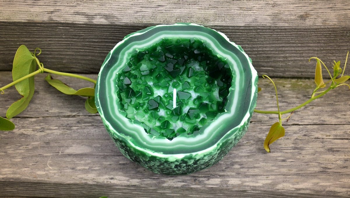 AmethystCandles's tweet photo. Malachite is a powerful gemstone that aligns its vibrations with the Heart &amp; Throat Chakra. It encourages the wearer to take risks and teaches one to take responsibility for their thoughts, actions, and feelings. It can also help balance mood swings. 

https://t.co/X2RBWvfKDO https://t.co/hzd5zZE6S2
