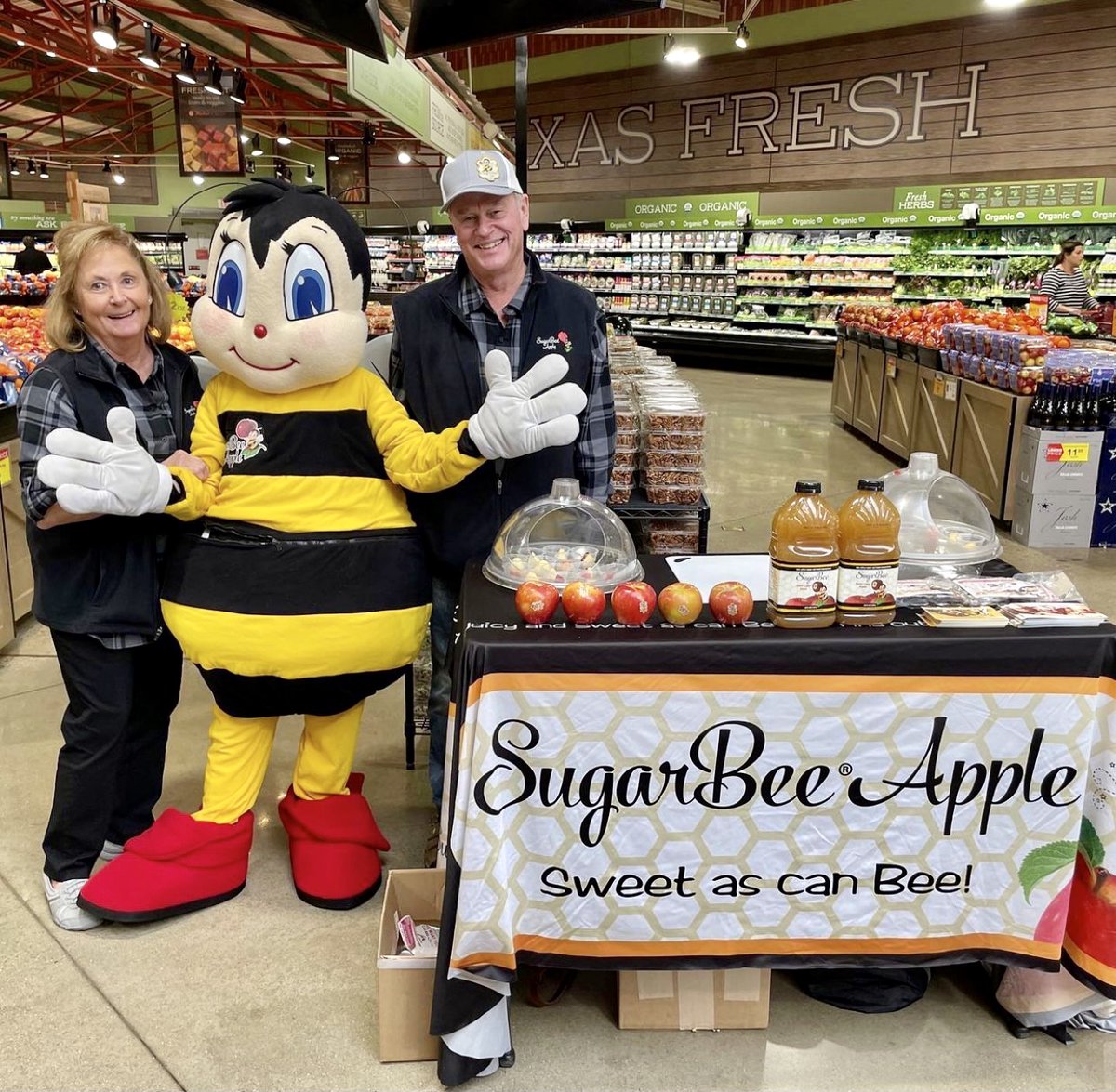 SugarBeeApple's tweet photo. #ThrowbackThursday to our wonderful growers spreading their love of SugarBee® with the shoppers of @shopmarketstreet in Texas! 🐝 🍎 #SugarBeeApple #FromBeeToYou https://t.co/szmlUj6uGk