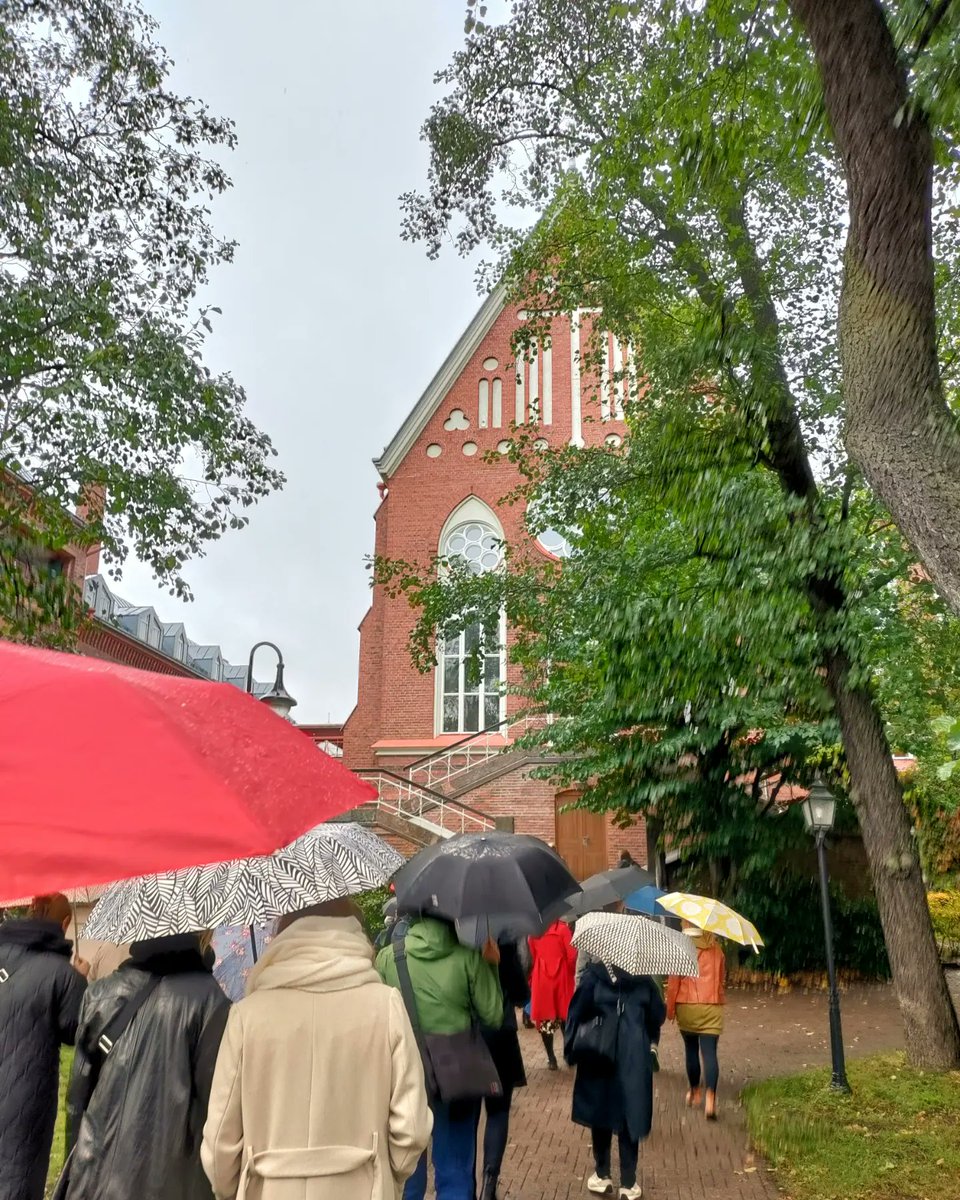 PiritaSatomaa's tweet photo. Olimme tänään koolla Vamoksen väen kanssa - oppimassa, jakamassa ja kokemassa monen merkityksellisen aiheen ja tarinan parissa. Pääsimme myös tutustumaan Alppikadun kortteliin Helsingin Kalliossa ja työmme juuriin. Kiitos päivästä ❤️ #vamosnuoret #sydänmukana #diakonissalaitos https://t.co/lR6EAMLG4X