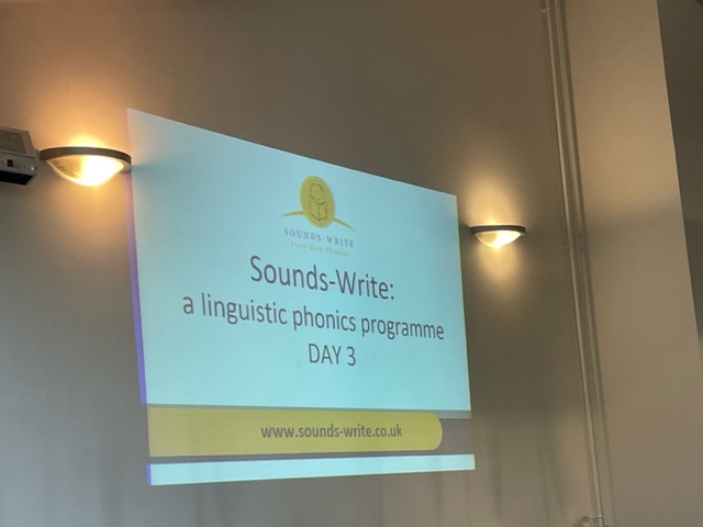 Sounds~Write Training is well under way this week. It's always a pleasure to welcome an enthusiastic and hard working group onto this course. We hope you're all really excited to start teaching Sounds~Write in your schools.
#TESS #SOUNDSWRITE #PHONICS