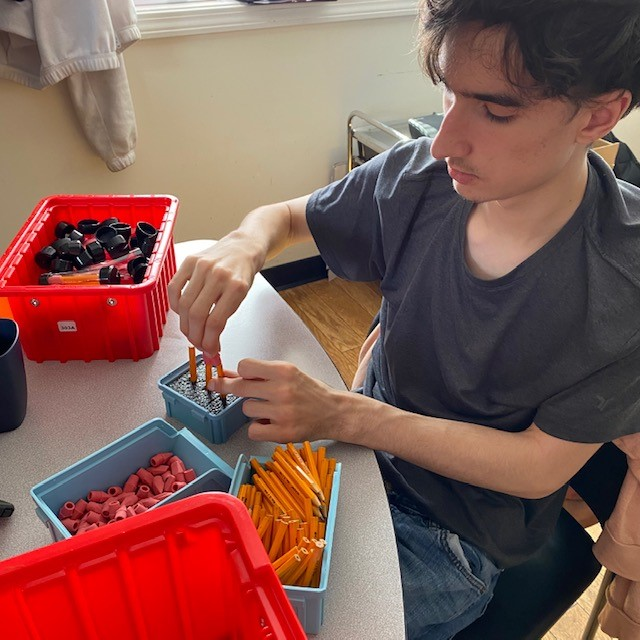 AndersonAutism's tweet photo. Adults at Saugerties LLLC maintain their foundational skills by working on pre-voc tasks. These skills are then generalized to vocational programs like Organic Outcomes, Adaptive Design, pizza box folding, the Day Hab Dollar Tree, and more! #AdultProgram #PreVoc #Autism #1in44 https://t.co/XEXq3VrF6v