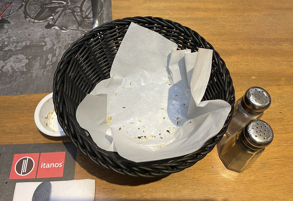 NiCongote's tweet photo. ¿Y si promovemos estas?
❌ 4 de 10 alimentos que produce el 🌎 nadie los consume.  
🚫 Al botar comida desperdiciamos el agua y la tierra para su cultivo.
✅ Preparemos y compremos solo lo necesario. 
☑️ Si sobra, llevarlo o compartirlo.
Juntos es posible 🐼 #SpamSinDesperdicio https://t.co/SkRik2ZY5j
