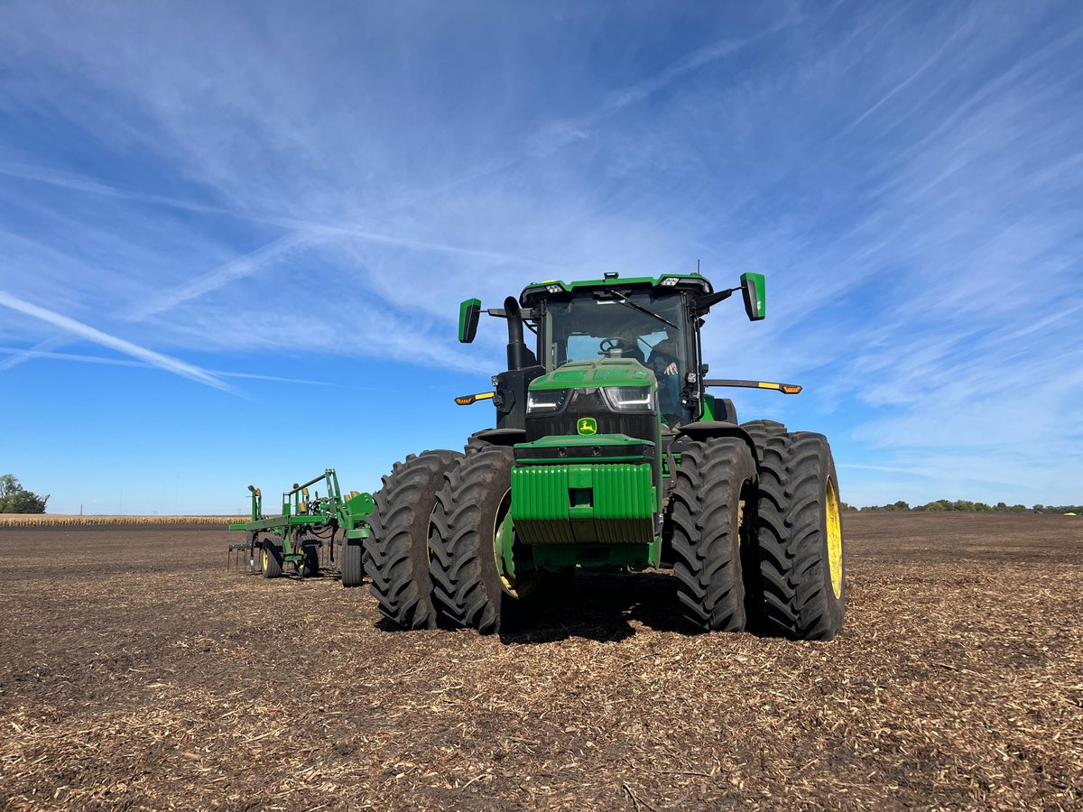 sdxcentral's tweet photo. While most of our company is at #MWCLV22 our very own @emmachervek is driving a tractor at the @JohnDeere test farm in Iowa. Stay tuned for her coverage of her tour and ... what it was like to drive that tractor 🚜 🌽 https://t.co/8tKwupkWVk