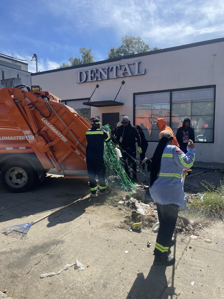 truthshallnlwh's tweet photo. #FreshForFall Clean up today starting on MLK Jr. Ave and Good Hope Rd SE. Thank you to our partnering agencies. #DCValues https://t.co/zRrqozxJIG