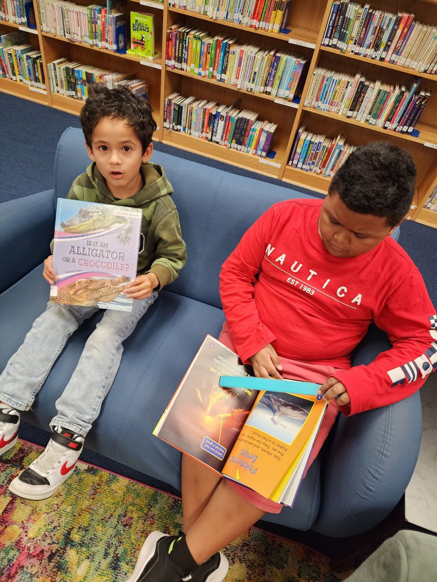 Mrs_Baret's tweet photo. #WorldClassELs took a library trip to check out non fiction books. We discussed differences between fiction and nonfiction. We also identified text features and discussed how it helps us understand! https://t.co/0b4eCp44uH