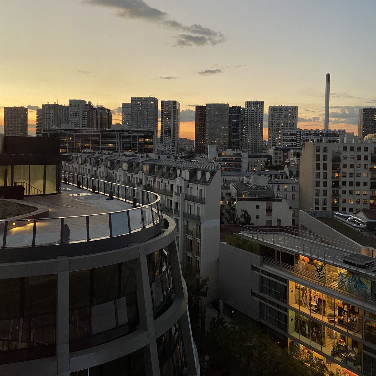 egregoire's tweet photo. Il faut que la réhabilitation devienne la norme, plutôt que démolir et reconstruire. 

Le projet #BIOME a réussi à conjuguer esthétisme et réhabilitation, bureaux, logements, jardin et services. https://t.co/952SP3uu69