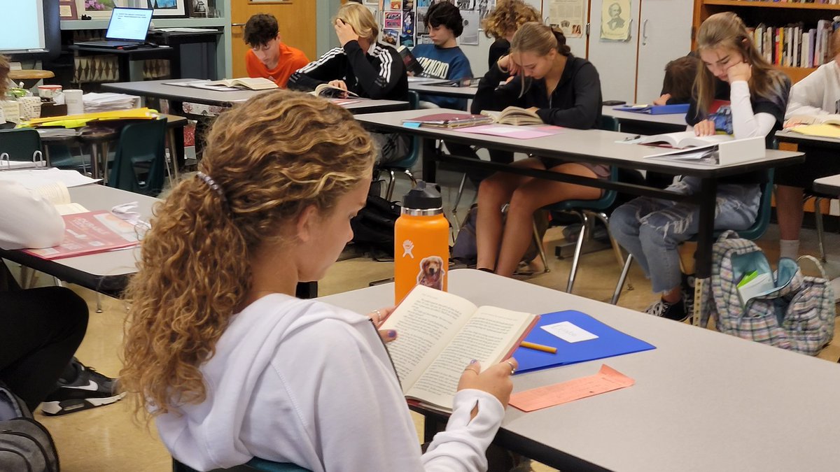 ReneeStallings4's tweet photo. Sophomores form disciplined habits of reading for pleasure. They spend 10 minutes of classtime to log an hour of independent reading with a book of individual choice. Read on--#blessed #FaithinFuture #generationleading #GL https://t.co/yzIu0Yxu4w