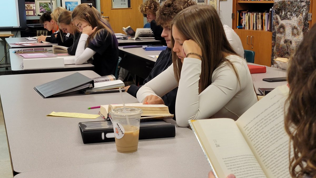 ReneeStallings4's tweet photo. Sophomores form disciplined habits of reading for pleasure. They spend 10 minutes of classtime to log an hour of independent reading with a book of individual choice. Read on--#blessed #FaithinFuture #generationleading #GL https://t.co/yzIu0Yxu4w