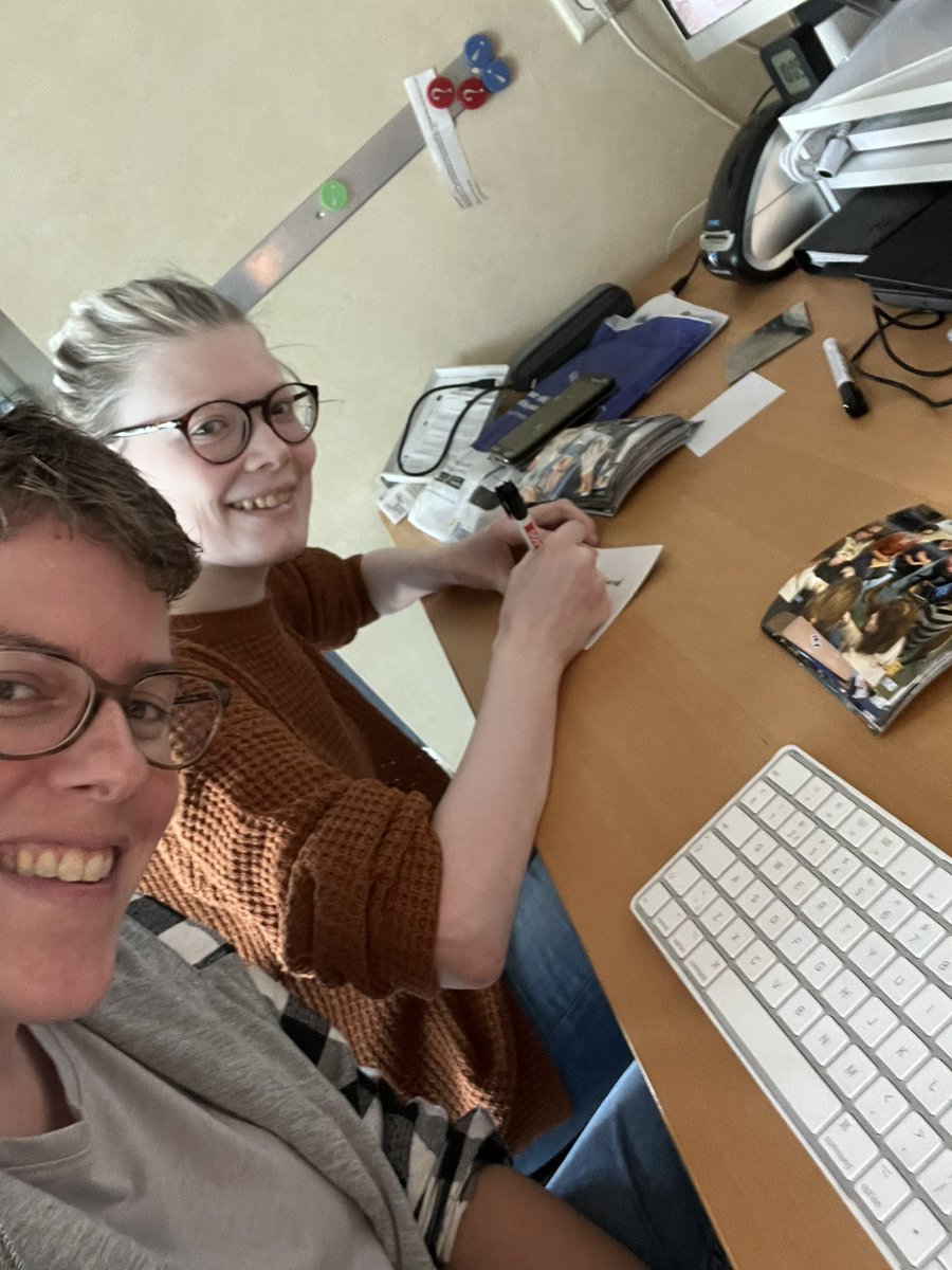 shjong's tweet image. De laatste puntjes op de i tijdens de voorbereiding van het feest. Waar zullen al deze foto’s voor nodig zijn…? Tot zaterdag!