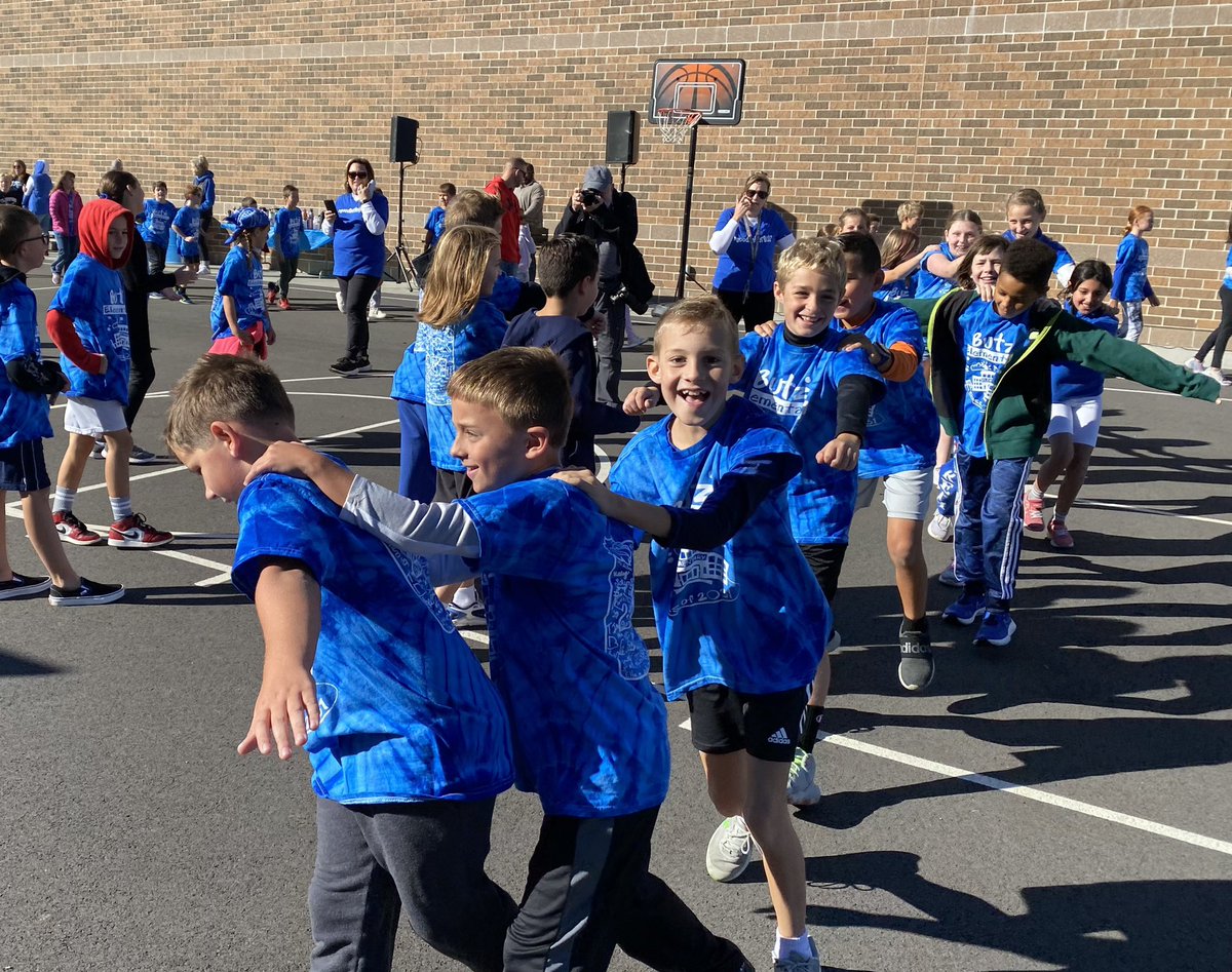 MrsMStack's tweet photo. We had so much fun at our school spirit walk today! #goodbetterButz https://t.co/le3XKIAclV