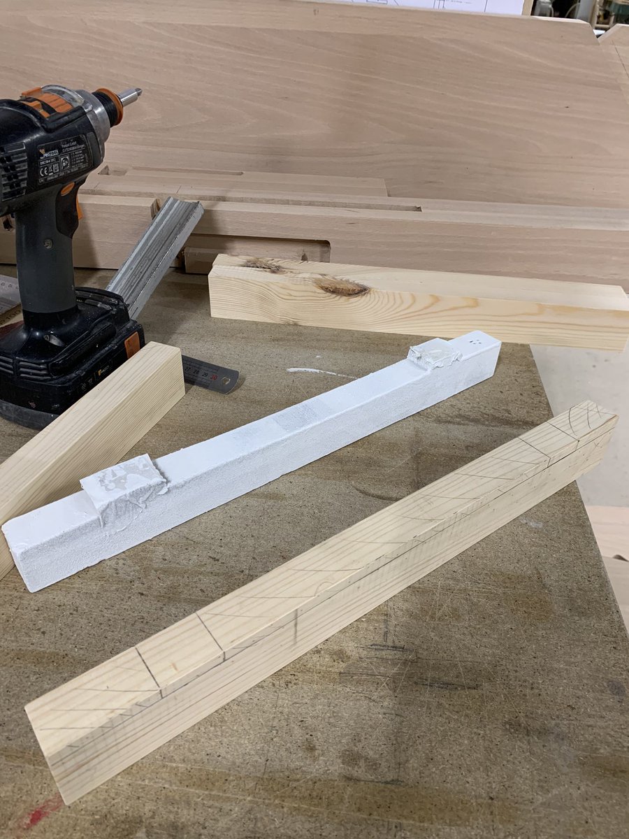 _tenessee's tweet photo. Jour4, fabrication de cale pour poser les pièces à peindre dans la cabine et j’ai posé du scotch double face sur des petits bois de fenêtres #suiviPFMPTMA https://t.co/LZ2TI47RBX