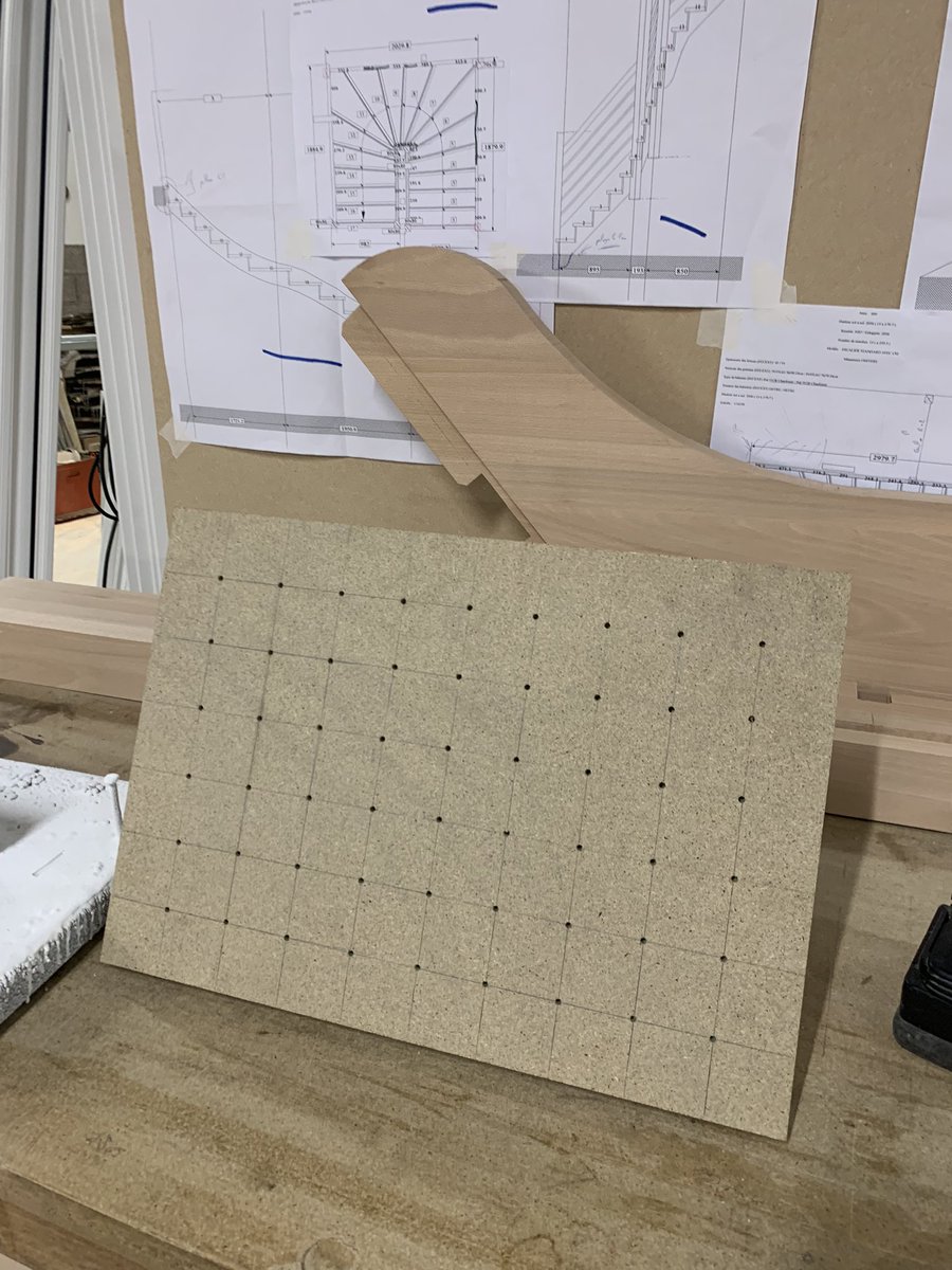 _tenessee's tweet photo. Jour4, fabrication de cale pour poser les pièces à peindre dans la cabine et j’ai posé du scotch double face sur des petits bois de fenêtres #suiviPFMPTMA https://t.co/LZ2TI47RBX