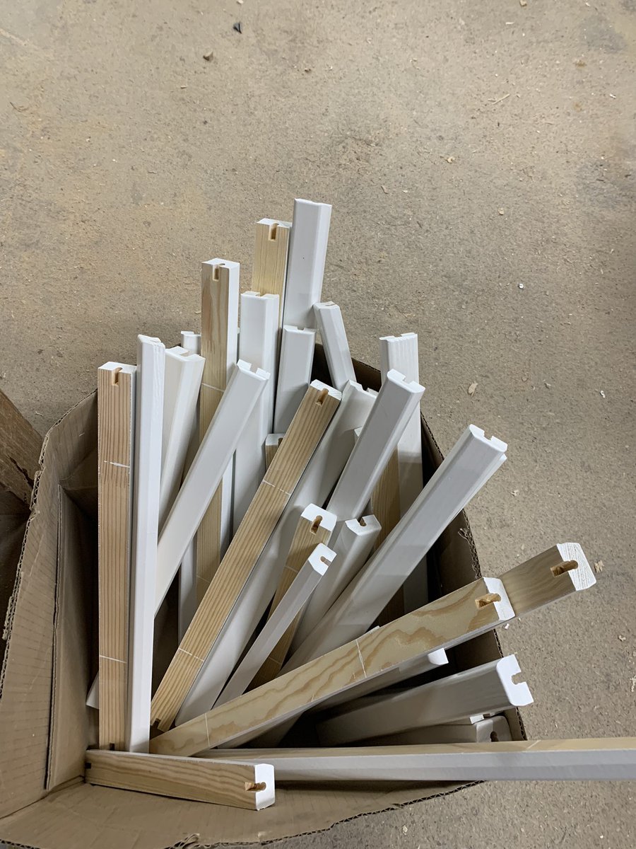 _tenessee's tweet photo. Jour4, fabrication de cale pour poser les pièces à peindre dans la cabine et j’ai posé du scotch double face sur des petits bois de fenêtres #suiviPFMPTMA https://t.co/LZ2TI47RBX
