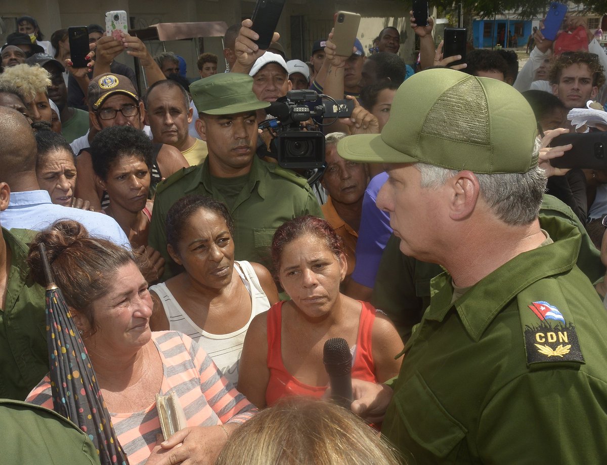 "Todo no se va a resolver de golpe, pero todo se irá atendiendo y nadie va a quedar desamparado", aseguró el Presidente <a href="/DiazCanelB/">Miguel Díaz-Canel Bermúdez</a> a los pobladores de la comunidad Surgidero de Batabanó, en la provincia de #Mayabeque, un territorio donde fueron severas las inundaciones del mar.