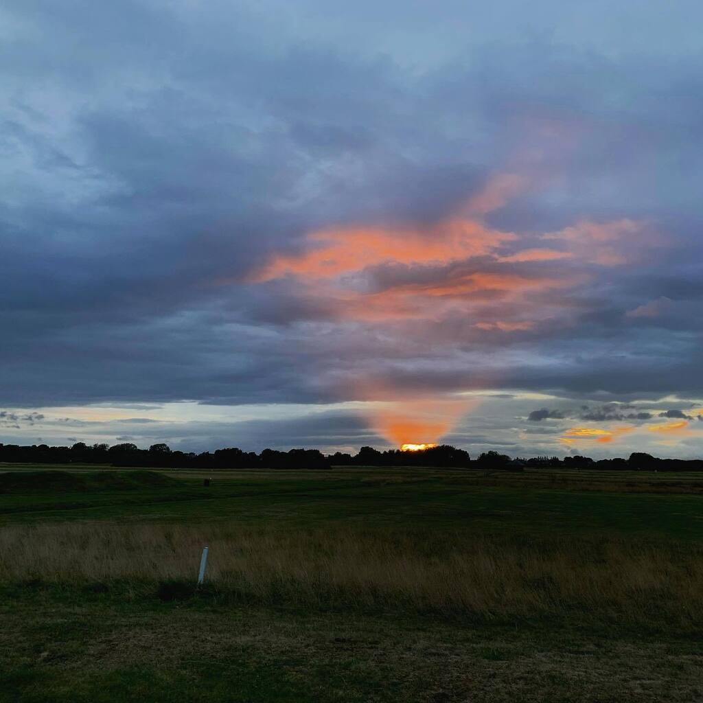 The sunset on last nights rainy walk across the golf course 🌅 #Montrose #Sunset #Angus #Scotland #Autumn #AutumnWalks #VisitAngus #VisitDandA #VisitScotland #discoverunder2k #ig_naturelovers #ig_nature #naturephotography #nature_perfection #show_us_nature instagr.am/p/CjGhzWJLSu9/