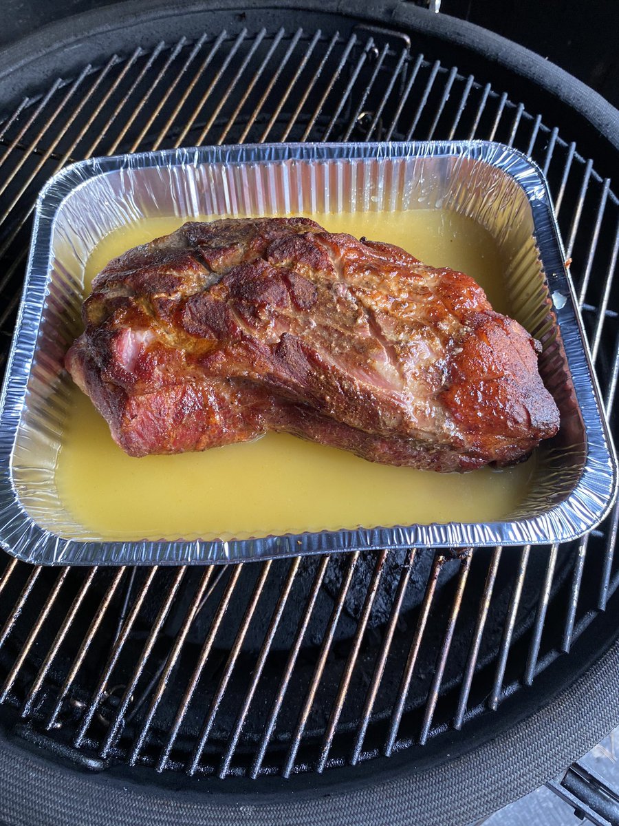 jonkelly31's tweet photo. Pulled pork for the win, trying out a new sauce my buddy Mike from @JessieRaesBBQ gave me #Pigsweat and holy crap is it good 😃 back to work tomorrow @DublinAirport so taking some pulled pork with rice for lunch #bbq #bbqfam #jessieraesbbq #worktobbq https://t.co/1daZuJ5Hvk