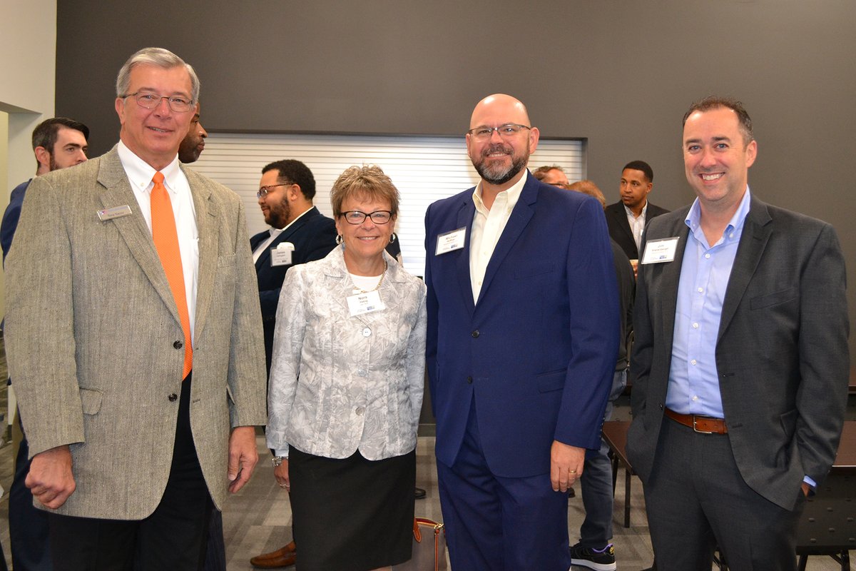 UnitedWayCapReg's tweet photo. 50+ prominent local business leaders joined us for our CEO Summit this morning @dandh in Harrisburg. Attendees had the opportunity to network and hear from Dan Schwab, co-president of D&amp;H. Thank you Dan and D&amp;H for hosting us! #liveunited #community #leadership https://t.co/vuomNZdhOS