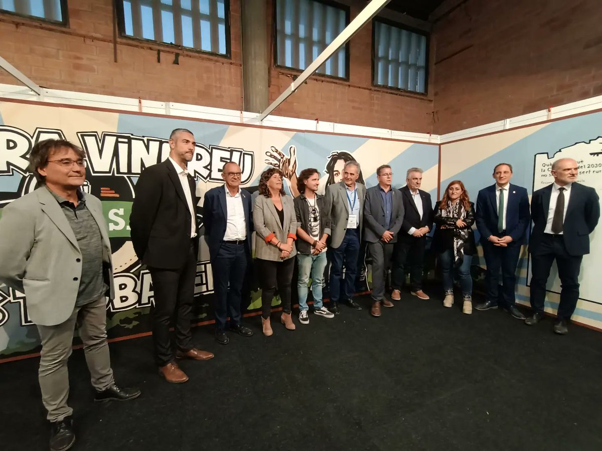 Micropobles's tweet photo. 📸🎨 Inauguració oficial de la  #FiraAgràriaDeSantMiquel de #Lleida amb la consellera @TeresaJorda al capdavant. 

Als Micropobles ens trobarem! Gràcies per la bona acollida del mural i per participar al debat!☺️

#Micropobles #Lleida #Ruralitat #Territori #Catalunya #PangoICo https://t.co/65BLsvuH4p