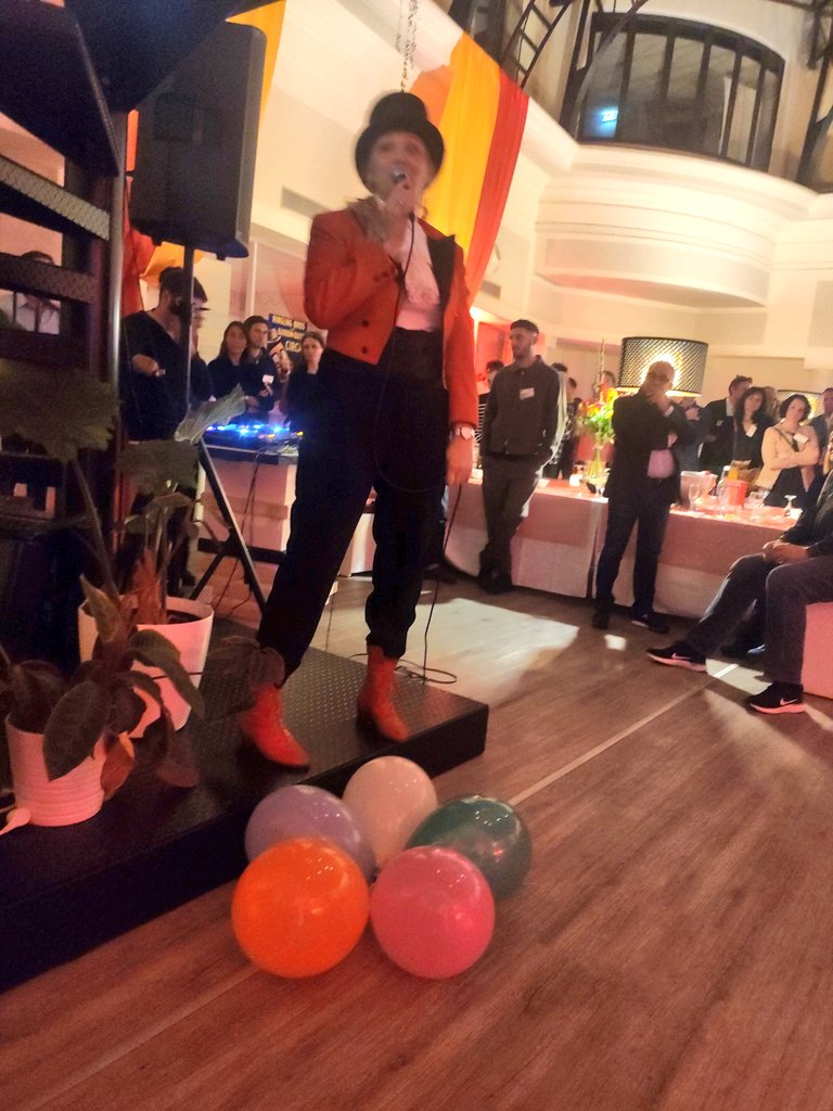 En direct de la soirée wagon bar chez <a href="/LOCOMOTIV_BDX/">LOCOMOTIV'</a> on fête les 3 ans d'une belle réussite d'un modèle atypique. Bravo @claramorel et <a href="/valentinmorel/">Valentin Morel</a>