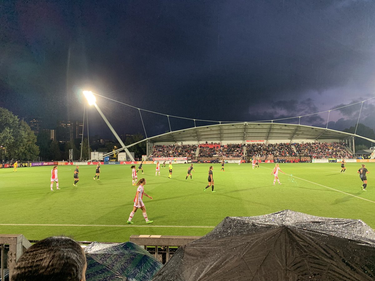 hrvysstranger's tweet photo. ajax - arsenal gisteren 🌧️❤️ @AjaxFancare #ajaxdebuut https://t.co/TCdcogeY2V