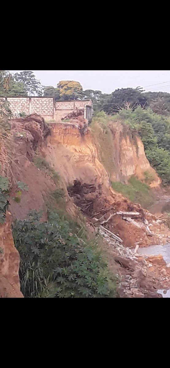 clmarquez76's tweet photo. Trapiche villa años de protesta para q canalicen quebrada, nadie ha escuchado, trabajan para proteger las torres de alta tensión, el otro lado q protegía el urbanismo se cayó. Quien responde @AdolfoP_Oficial @GuedezDerby @notipromar @Kristyjramirez @NoticiasBqto @scopalavecino https://t.co/0BP6IIphjL