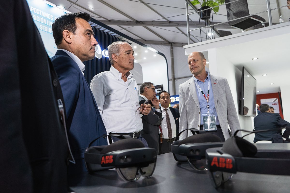 ABBenPeru's tweet photo. #PERUMIN 35 | Gerentes de las principales compañías mineras del #Perú estuvieron en el stand de #ABB.
¿Tú ya viviste esta experiencia? Visita nuestro stand en el pabellón 1 N°156-159 en #Extemin.
#ABB #ABBProcessAutomation #ConvenciónMinera #Arequipa https://t.co/UFIuM3vgAR