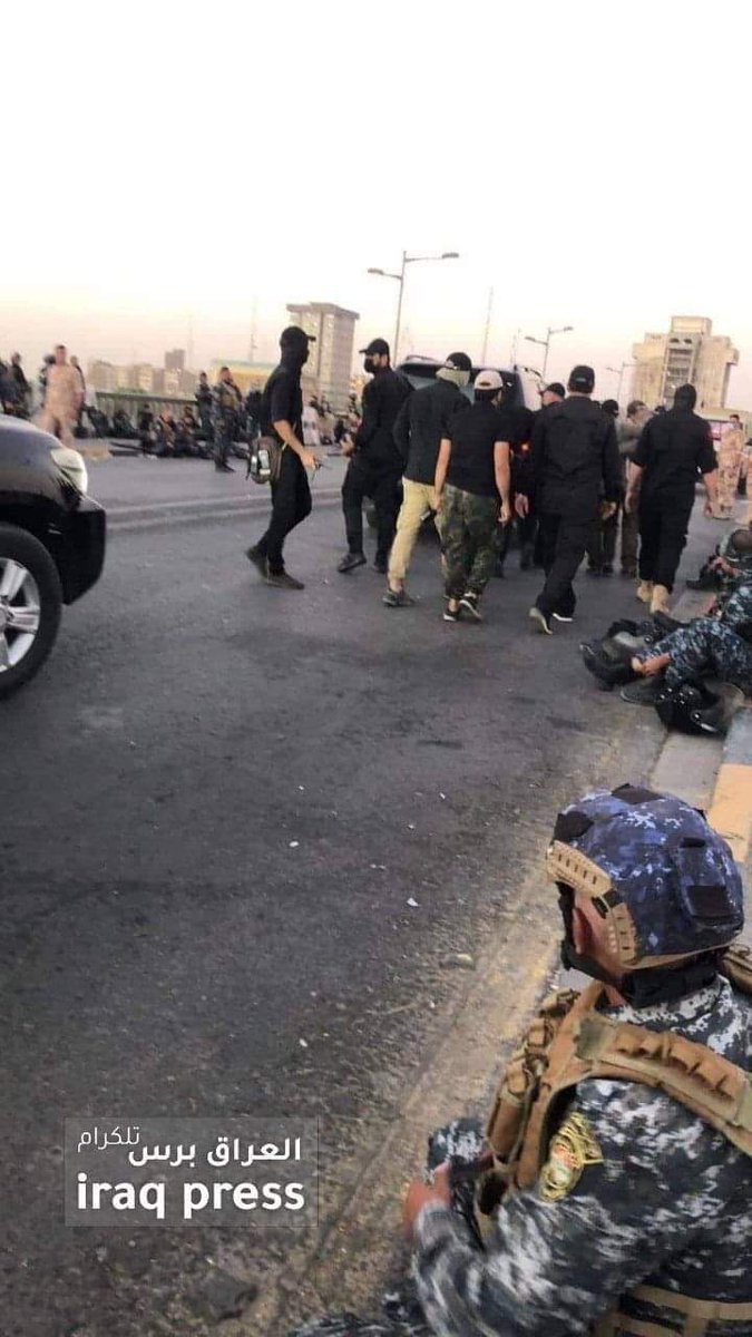 rauoufdz's tweet photo. صور مسربة يوم امس  عند جسر الجمهورية
أمن الحشد والكتائب والحرس الثوري
فوق جسر الجمهورية يستعدون لقمع الثوار اذا دخلوا الخضراء https://t.co/qq3Xd9NXfC