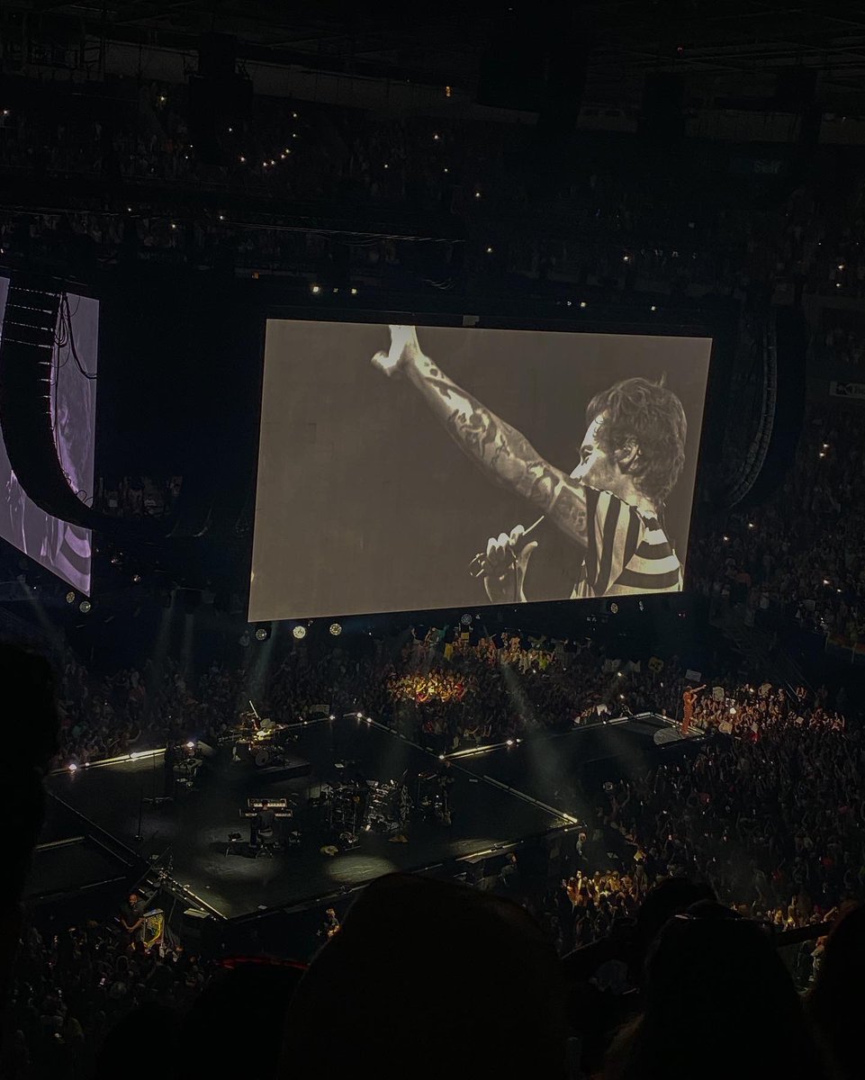 raeraek18's tweet photo. if i was a bluebird, i would fly to you🕊️
.
.
.
9.28.22 • a night i’ll never forget ❤️
thank you @Harry_Styles 

#hslotaustin #Night3 #LoveOnTourResidency https://t.co/8Now3JkanX