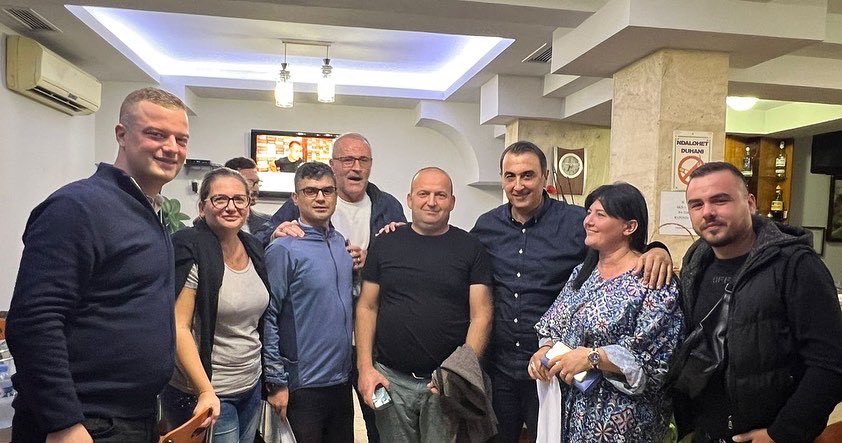 AldrinDalipi's tweet photo. Takimet me organizatat e PS #7 vazhdojne per te intensifikuar punen e skuadres tone ne cdo zone👍 Jemi krenare per frymen e grupit dhe aktivizimin e cdo anetari ne dobi te komunitetit 🤝 @PS_njesia7 #bashke #partiasocialiste #tirane https://t.co/BfeaeRbjM6