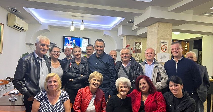 AldrinDalipi's tweet photo. Takimet me organizatat e PS #7 vazhdojne per te intensifikuar punen e skuadres tone ne cdo zone👍 Jemi krenare per frymen e grupit dhe aktivizimin e cdo anetari ne dobi te komunitetit 🤝 @PS_njesia7 #bashke #partiasocialiste #tirane https://t.co/BfeaeRbjM6