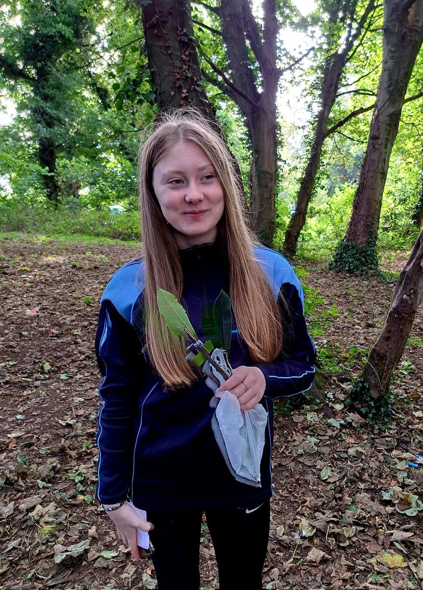 Great weather today for our Outdoors Art Lesson making nature paintbrushes with 10C1 and 10R2. Fabulous work guys. 🍂 🖌